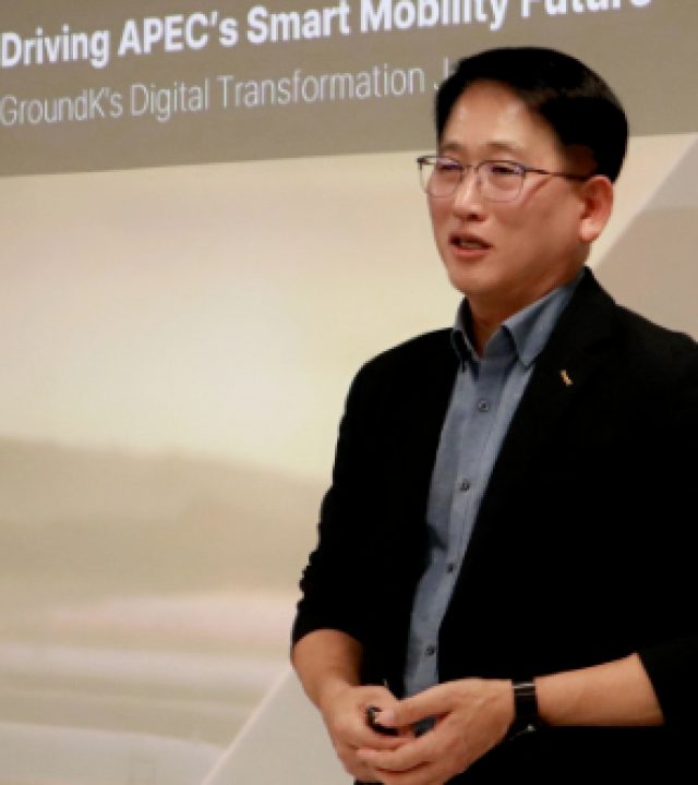 예비 MICE 인재들과 소통하며 실무 중심 교육을 진행하는 김성복 CSO