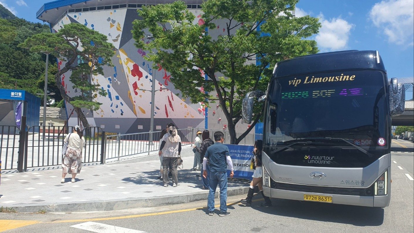 부산아시아드주경기장 앞에 정렬한 그라운드케이 공식 셔틀 버스와 탑승 대기 중인 관객들