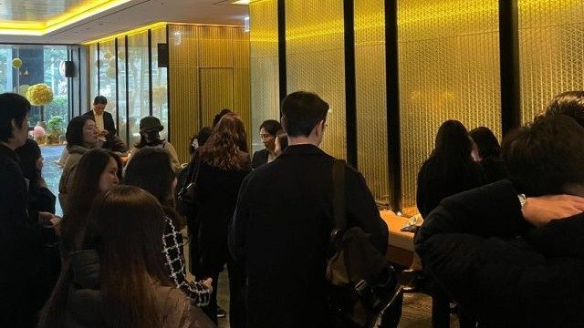 콘서트장 인근 VIP 구역으로 향하는 의전 동선을 정리하는 현장 인력