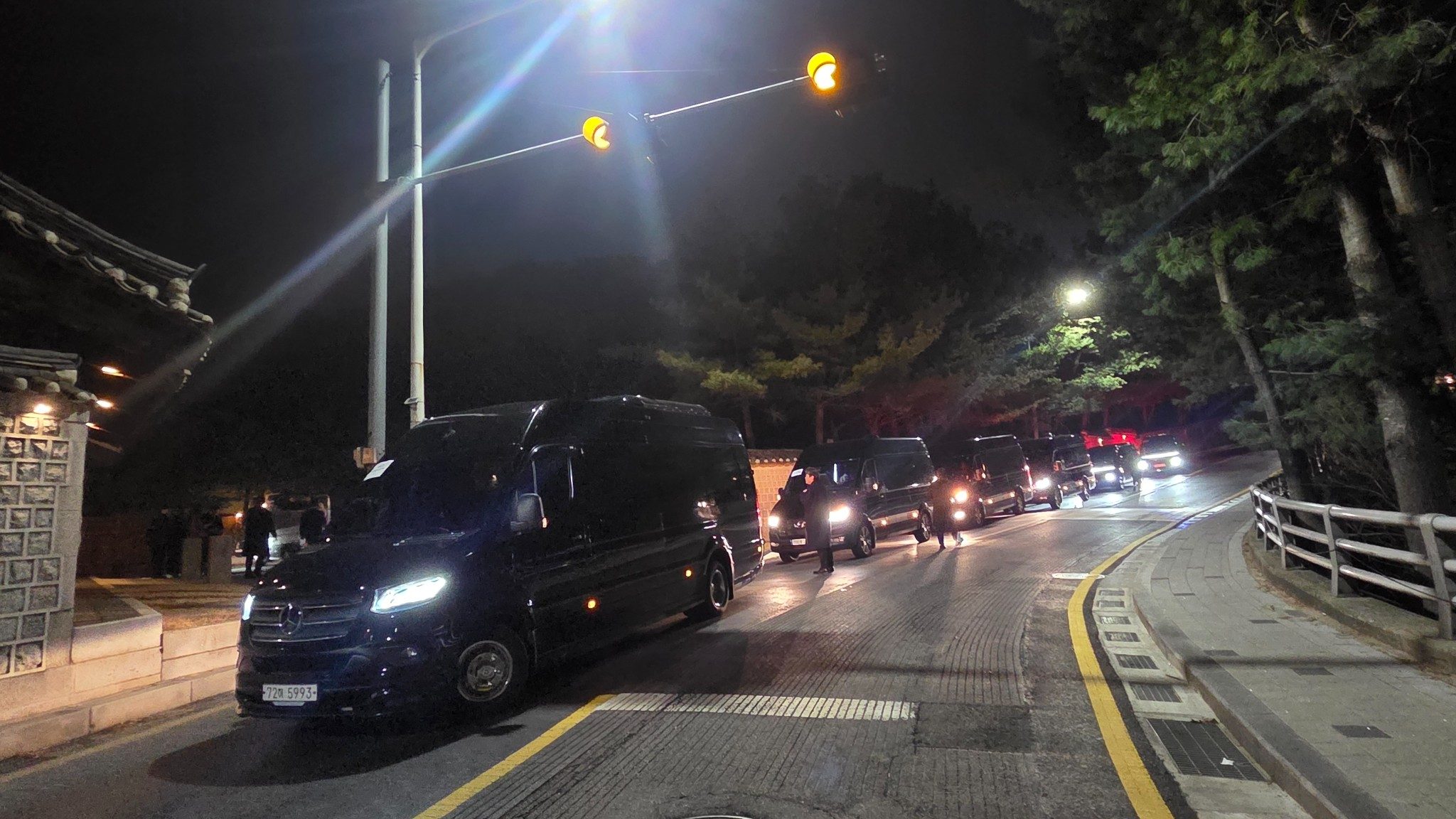 한국가구박물관 디너쇼가 끝난 뒤 귀빈을 태우고 출발하는 그라운드케이 의전 차량