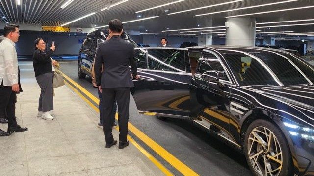 PEMNA 고위급 총회 대표단을 위해 대기 중인 공항 의전 차량