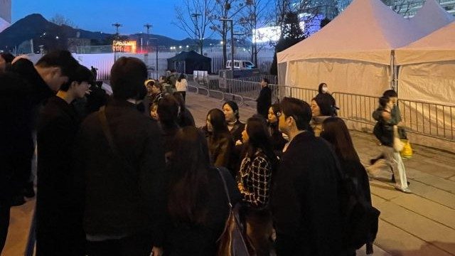 올 블랙 복장으로 VIP 곁을 지키며 동선을 안내하는 그라운드케이 핸들러